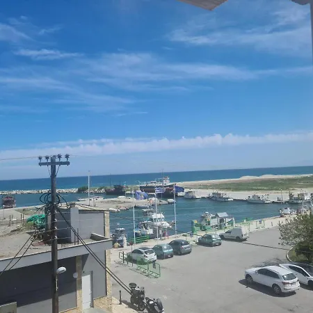 Nera Paralia-seafront With Balcony & Sea Views شقة
