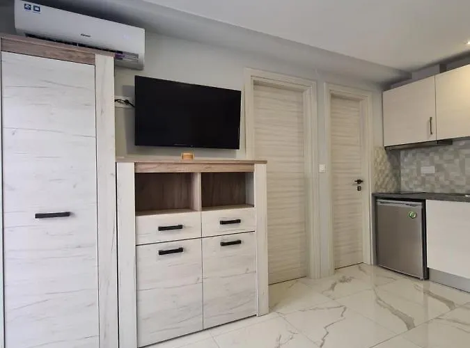 Nera Paralia-seafront With Balcony & Sea Views شقة *