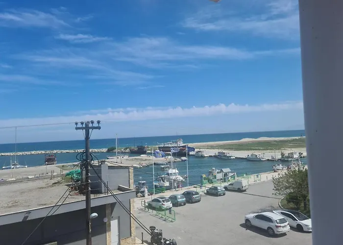 Nera Paralia-seafront With Balcony & Sea Views شقة